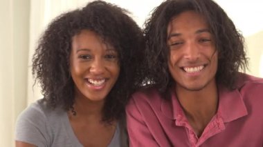 Siyah çift kameraya konuşuyor.