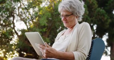 Mutlu kadın kıdemli tablet vasıl belgili tanımlık park kullanma