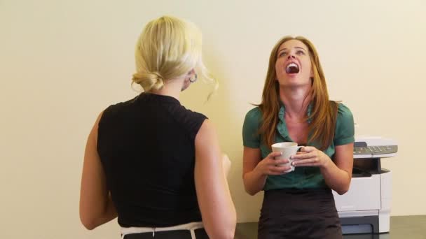 两个女人喝咖啡和用传真机聊天 — 图库视频影像