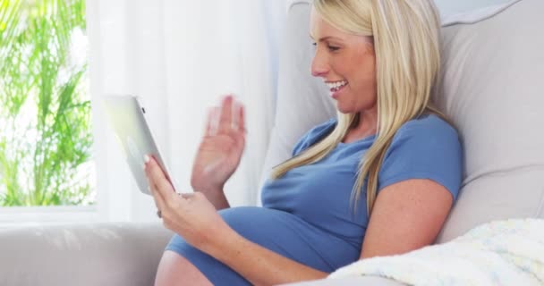 Glad Gravid Kvinna Med Hjälp Tablet — Stockvideo