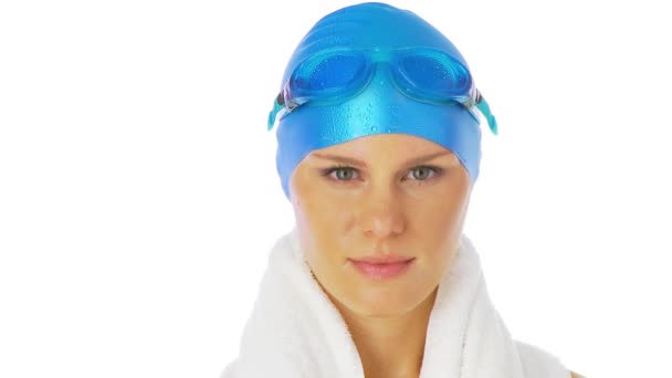 ゴーグル付きの女性水泳選手の肖像 — ストック動画