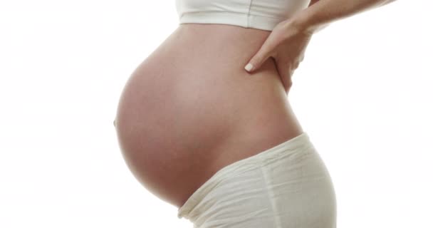 妊娠中の女性の閉鎖マッサージ彼女の下背部 — ストック動画