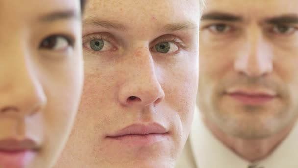 閉鎖顔の肖像画の3人の若いビジネスの同僚 — ストック動画