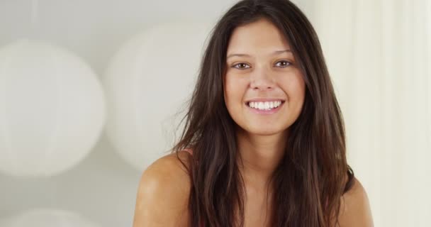 Draguta Tineri Hispanic Femeie Zâmbind Râzând — Videoclip de stoc