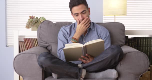 メキシコ人男性が家で本を読んで — ストック動画