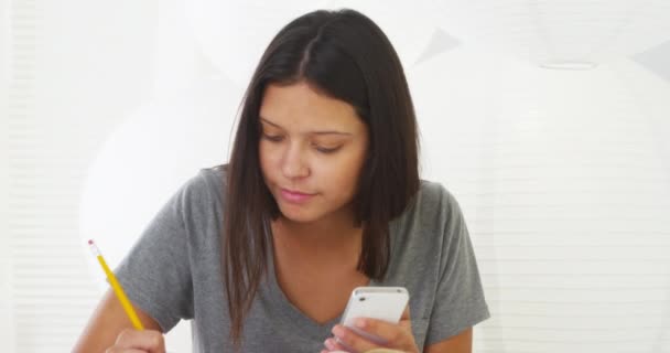 Hispanic Kvinne Studerer Bruker Smarttelefon Skrivebord – stockvideo