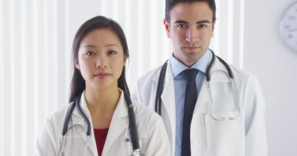 Dois Médicos Sérios Olhando Para Câmera — Vídeo de Stock