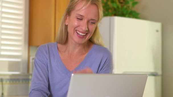 Glücklich Reif Frau Mit Laptop Computer — Stockvideo