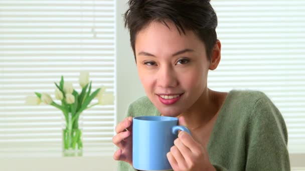 快乐的亚洲女人喝茶 — 图库视频影像
