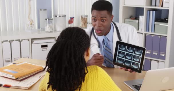 African American Obgyn Using Tablet Show Ultrasound Patient Desk — Stock Video