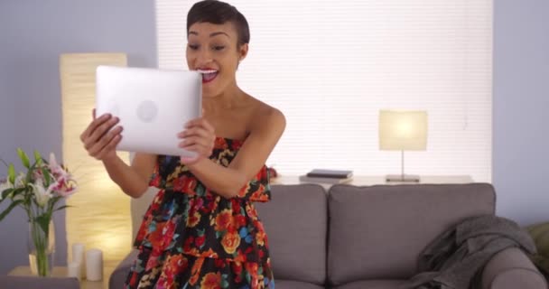 Zwarte Vrouw Staande Lachend Met Tablet — Stockvideo