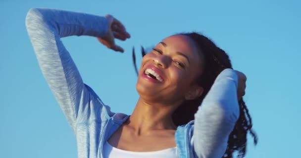 Щаслива Чорна Жінка Посміхається Грає Волоссям — стокове відео