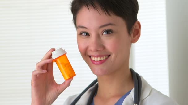 Asiatisk Kvinna Läkare Förklara Receptbelagda Piller — Stockvideo