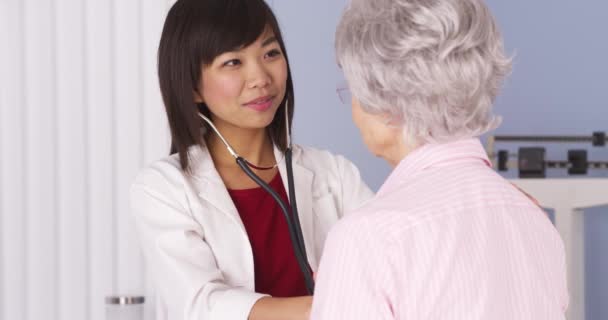 先輩患者の心に聴く中国医師 — ストック動画