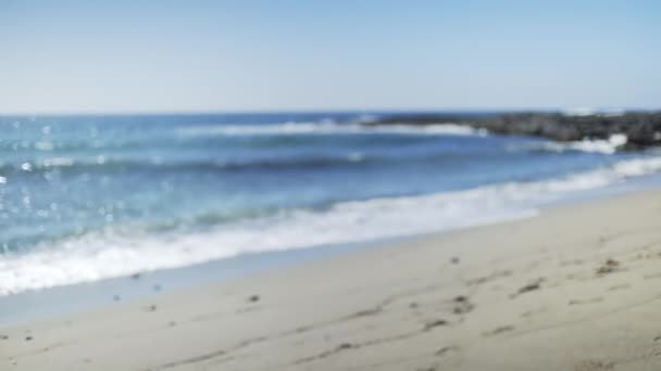 Ondas Quebrando Praia Redondo Perto Pequeno Molhe Para Tela Verde — Vídeo de Stock