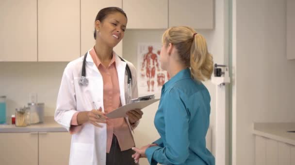 Női Orvos Beszél Beteg — Stock videók