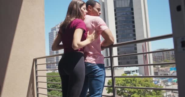 Mujer Frotando Sus Novios Mientras Miran Hacia Fuera Sobre Ciudad — Vídeos de Stock