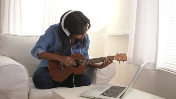 Μαύρο Κορίτσι Τραγουδά Και Παίζει Γιουκαλίλι — Αρχείο Βίντεο