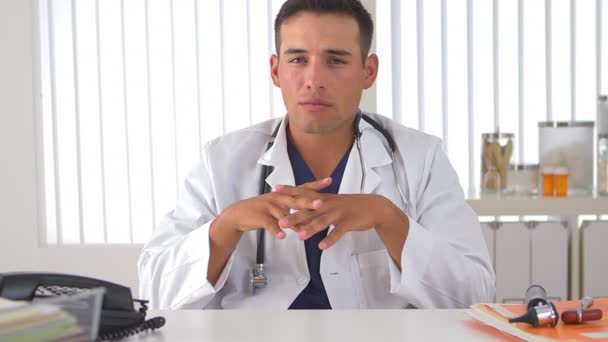 Médico Hispânico Sentado Mesa Olhando Para Câmera — Vídeo de Stock