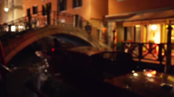 Вночі Човном Пропливав Арочний Міст Венеції Італія Сценічний Вид Вузький — стокове відео