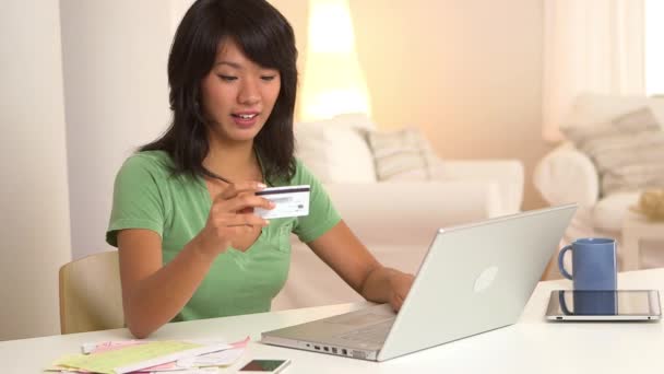 Mujer Asiática Pagando Facturas Con Computadora Portátil Tarjeta Crédito — Vídeos de Stock