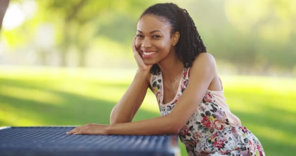 Mujer Negra Sentada Banco Del Parque Sonriendo — Vídeo de stock