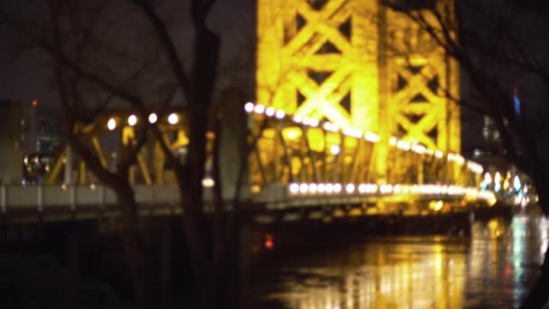 Wazig Zijaanzicht Van Gold Tower Bridge Snelweg Sacramento Nachts Buiten — Stockvideo