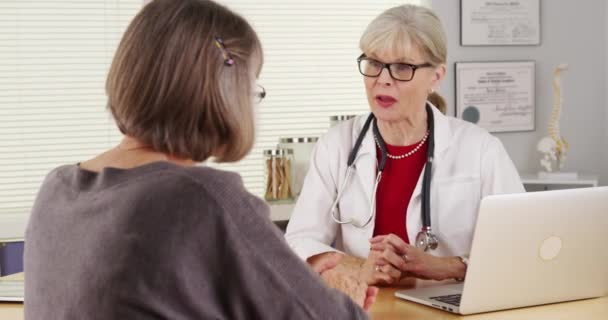 年配の女性の医者患者のラップトップ コンピューター — ストック動画