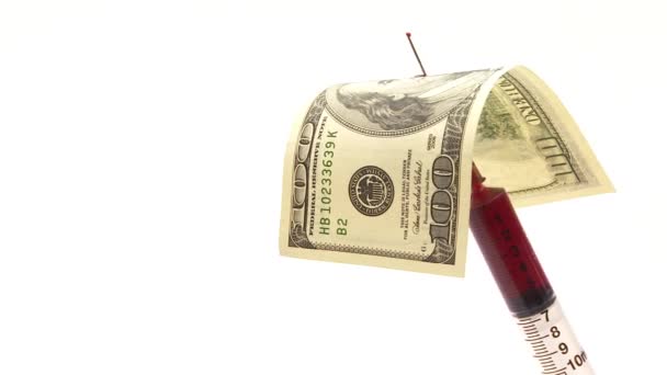 一百元钞票 用红色的大注射器刺穿 — 图库视频影像