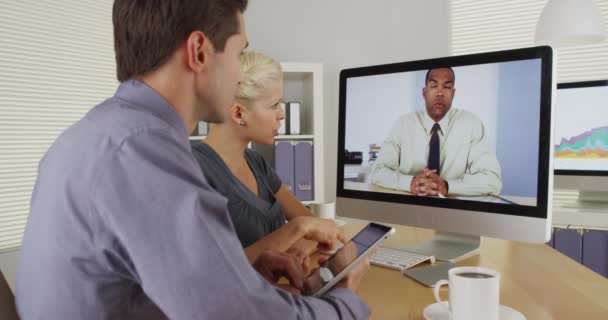 Alkalmazottak Tájékoztatják Menedzserüket Egy Videokonferencián — Stock videók