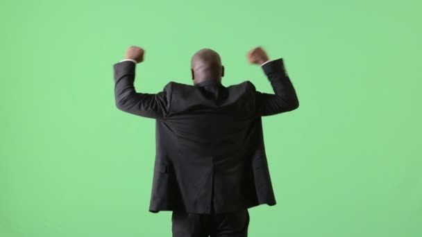 アフリカ系アメリカ人のビジネスマンが腕を広げて上を向いて — ストック動画