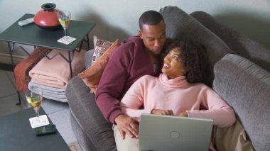 bilgisayar kanepede Çift