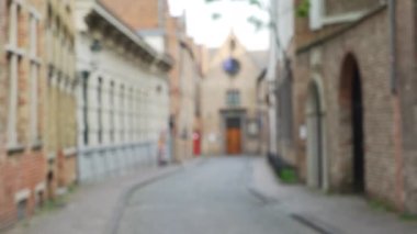 Bruges 'deki Avrupa kaldırım taşı sokağının arka planındaki odak plakası. Yeşil ekran için Belçika 'nın arka sokağının bulanık video arkaplanı. 4k