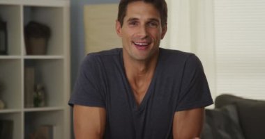 Sıradan bir adam kamerayla konuşuyor.