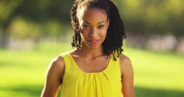 Siyah kadın bir alanda gülümseyen