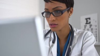 masada dizüstü bilgisayar üzerinde çalışan doktor