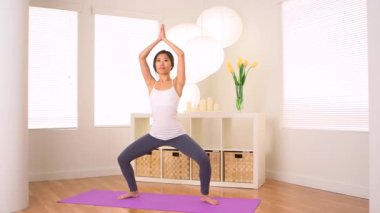 Yoga yapan Çinli kadın: Sandalye