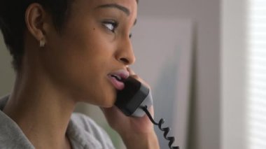 Telefon kullanarak Afrikalı Amerikalı iş kadınlarına yaklaş.