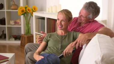 Üst düzey çift birlikte TV izlerken