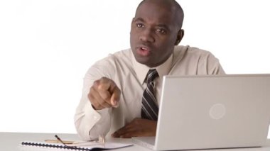 Sinirli Afrikalı Amerikalı işletme müdürü ekranın dışında birine bağırıyor.