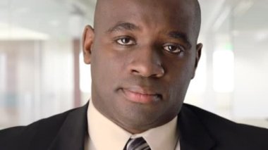 Ciddi bir Afro-Amerikan iş adamına yaklaş.