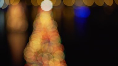 Yeşil ekran ya da krom anahtar için Noel ağacı şeklinde bokeh. Birleşiklik veya anahtarlama için odak dışı veya odaklanmış çekim.