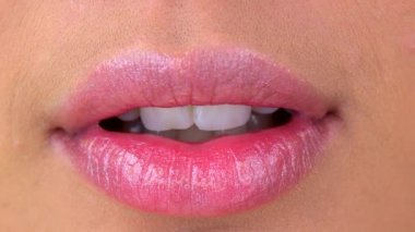 Kadının dudaklarına çok yakın.