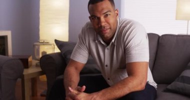 Kanepede oturan çekici Afrika bekarlığa veda