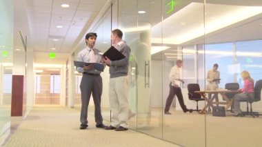 Ofis çalışanları koridorda toplanıyor.