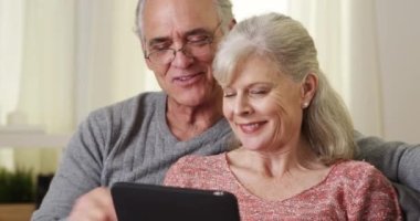 Olgun çift kanepede tablet kullanma