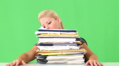 İş kadını portresi büyük bir iş yığınıyla dolup taşıyor.