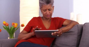 Olgun Afrikalı kadın tablet kullanma