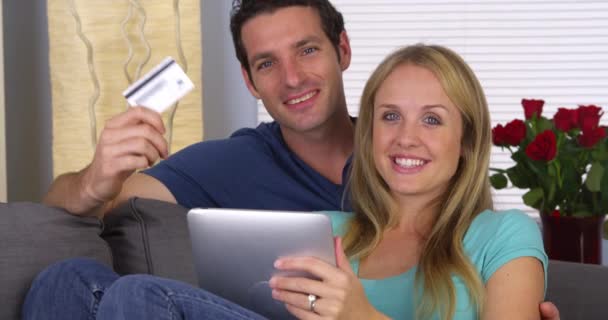 Casal Feliz Sorrindo Com Cartão Crédito Tablet — Vídeo de Stock