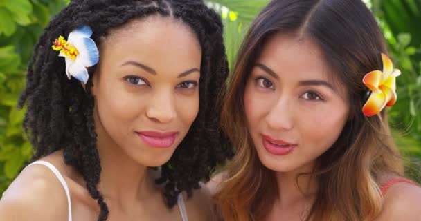 亲密的美丽的非洲裔美国人和亚洲妇女一起度假 — 图库视频影像
